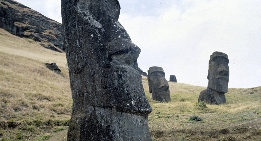 Памятники древнейшего полинезийского искусства- каменные изваяния- моаи