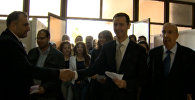 СПУТНИК_Асад с женой пожали руки сирийцам после голосования на парламентских выборах
